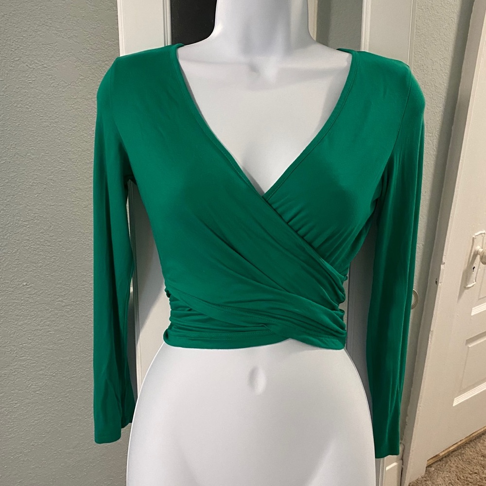 🌺EUC Vetior crosses crop top